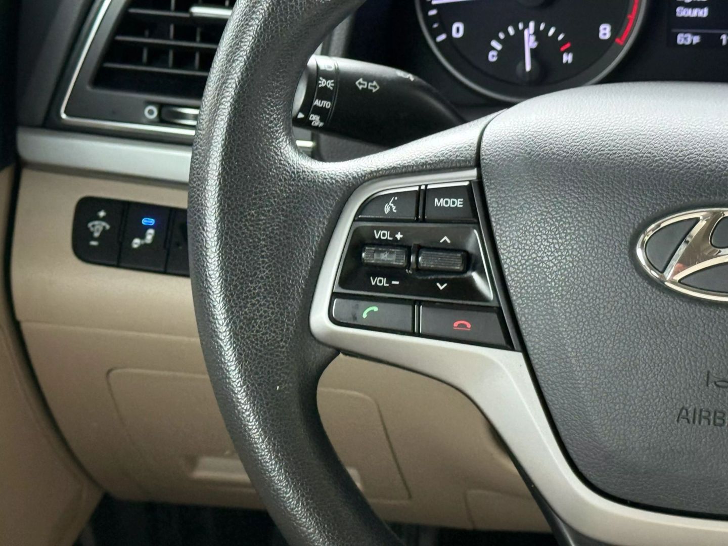2018 Hyundai Elantra - Image 31