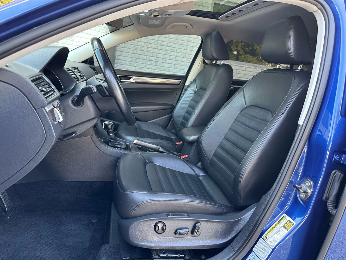 2017 Volkswagen Passat - Image 14