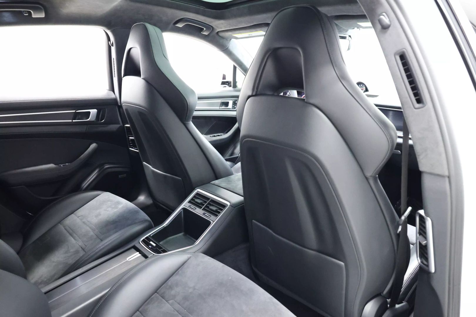 2020 Porsche Panamera - Image 90