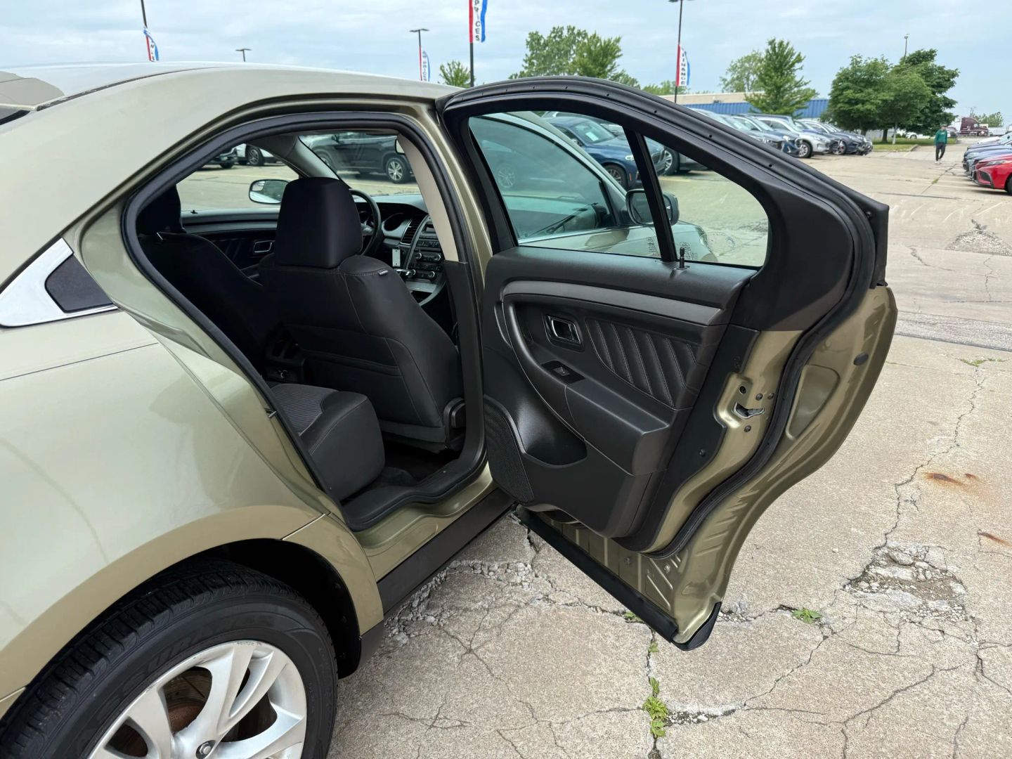 2012 Ford Taurus - Image 21