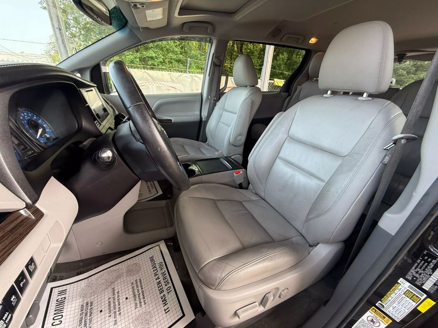 2017 Toyota Sienna - Image 16