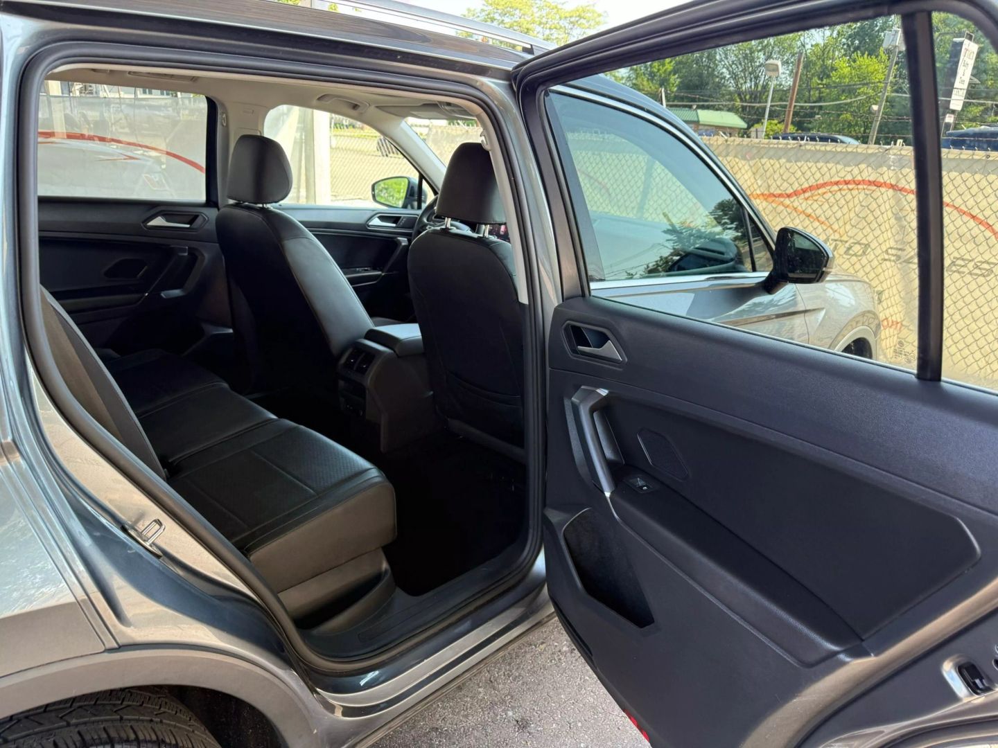 2020 Volkswagen Tiguan - Image 21