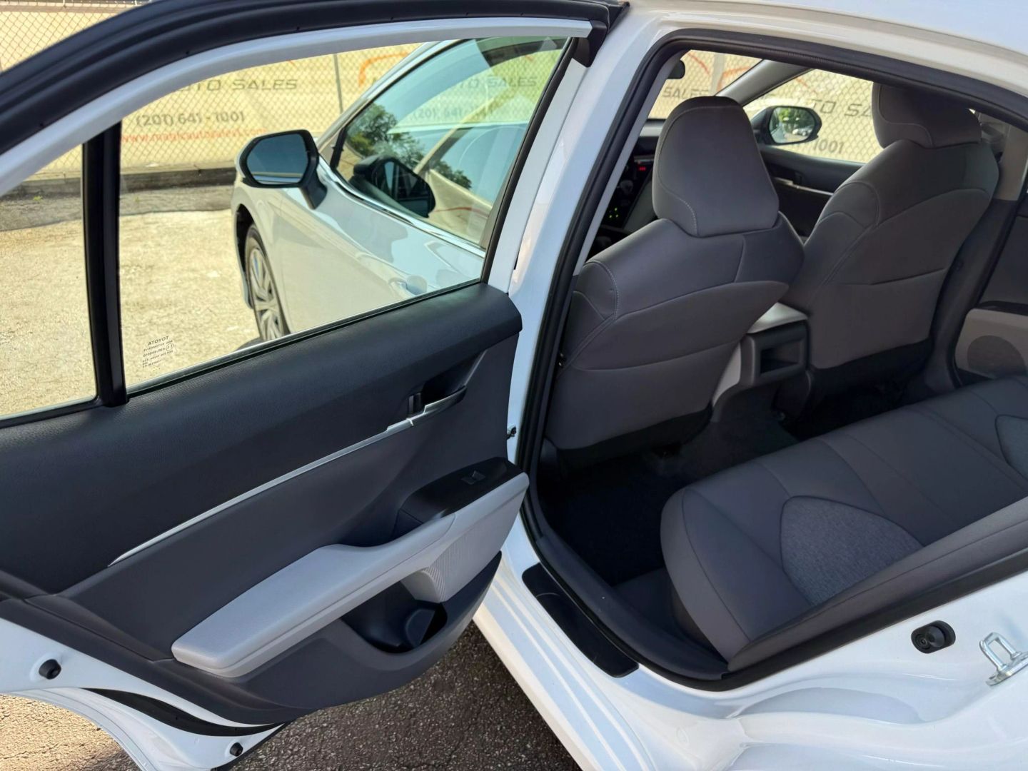 2022 Toyota Camry Hybrid - Image 17