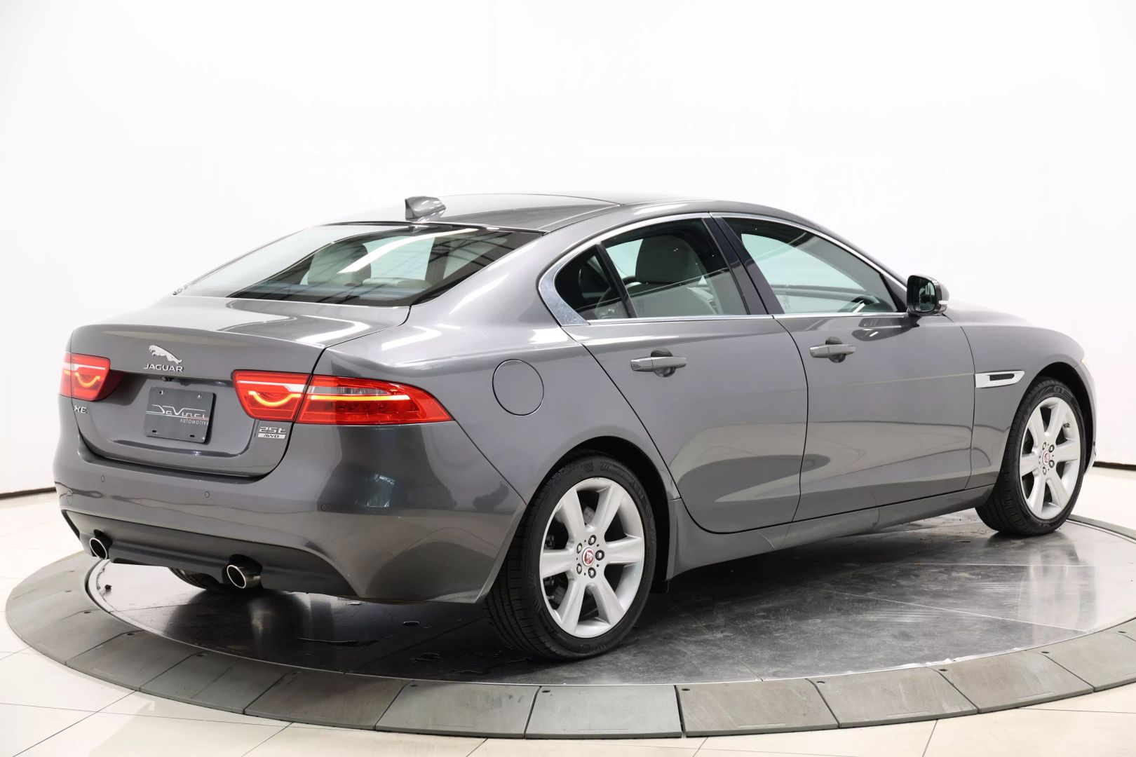 2019 Jaguar Xe - Image 4
