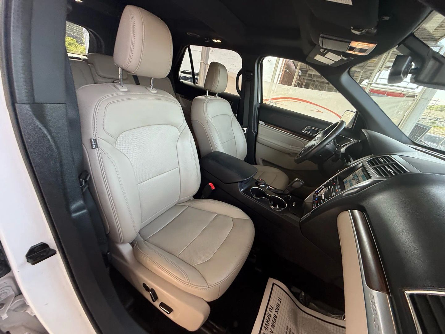 2018 Ford Explorer - Image 27