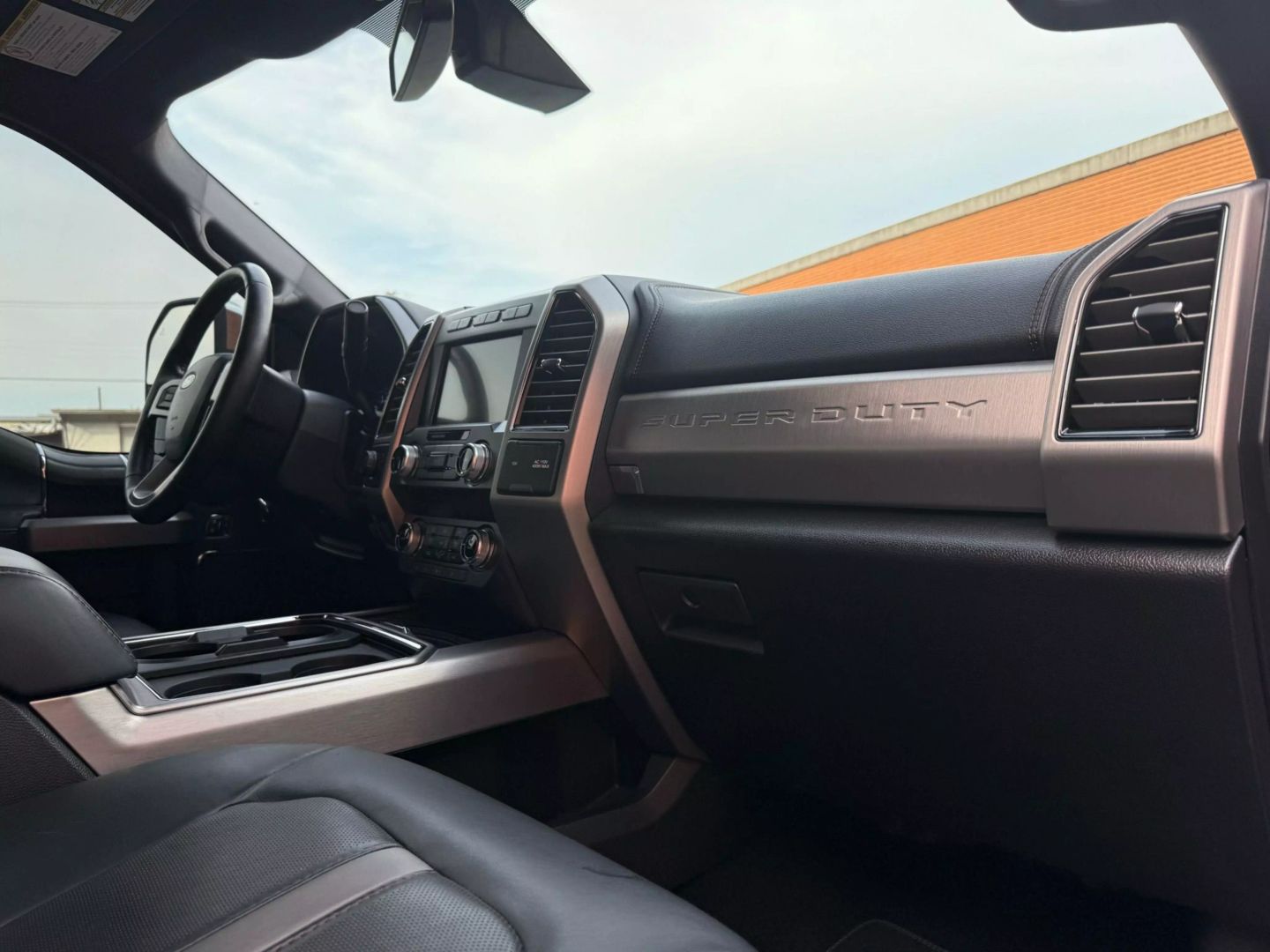2019 Ford F350 Super Duty Crew Cab - Image 24