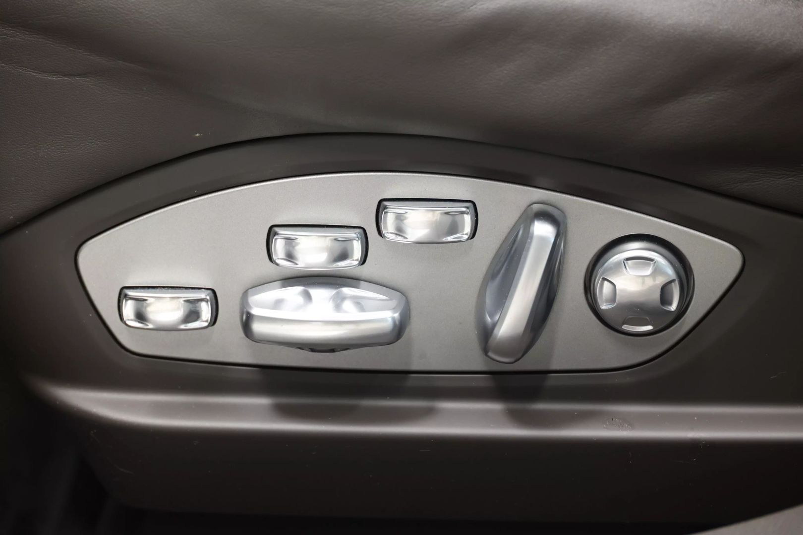 2014 Porsche Panamera - Image 15