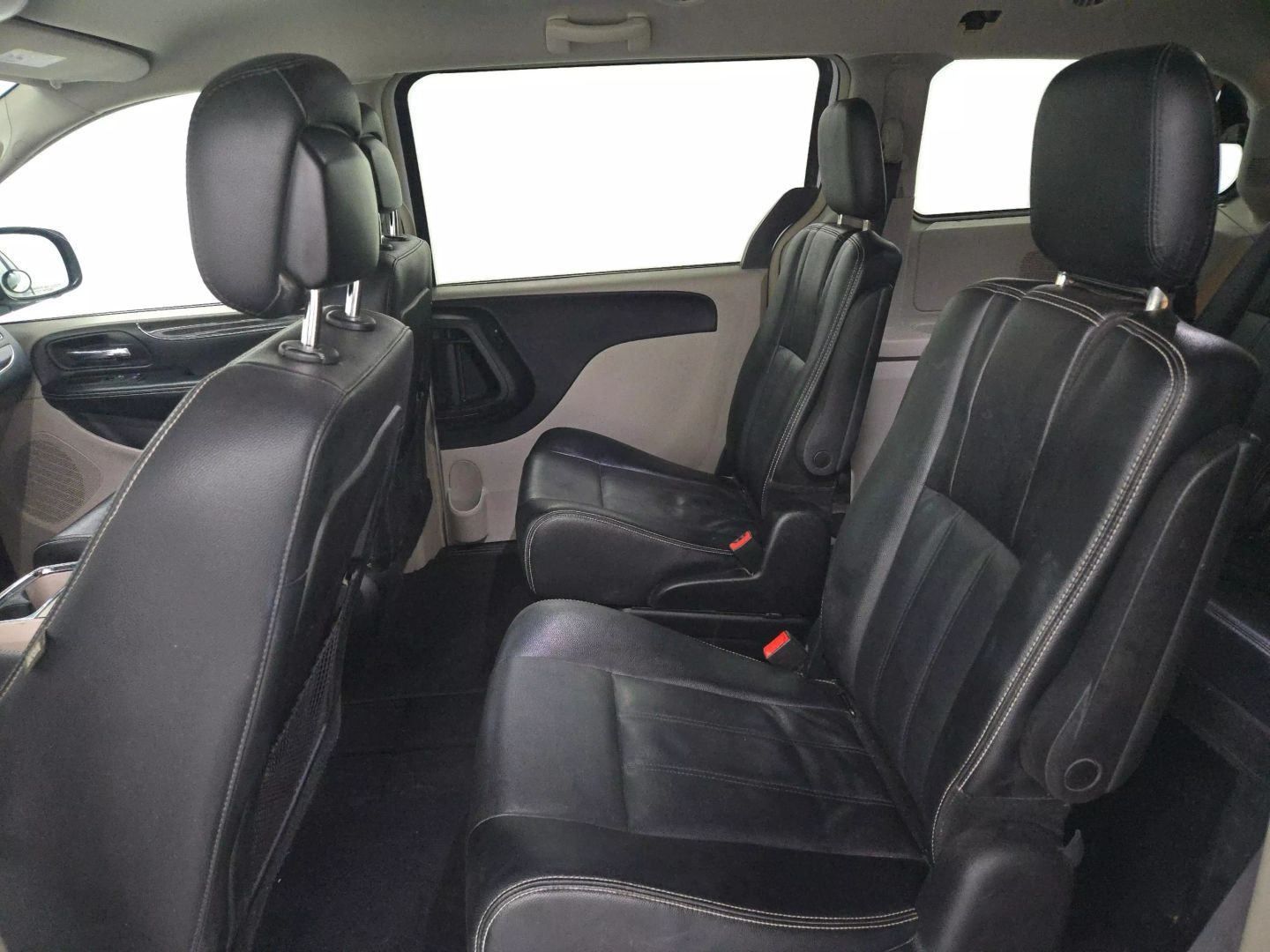 2015 Chrysler Town & Country - Image 10