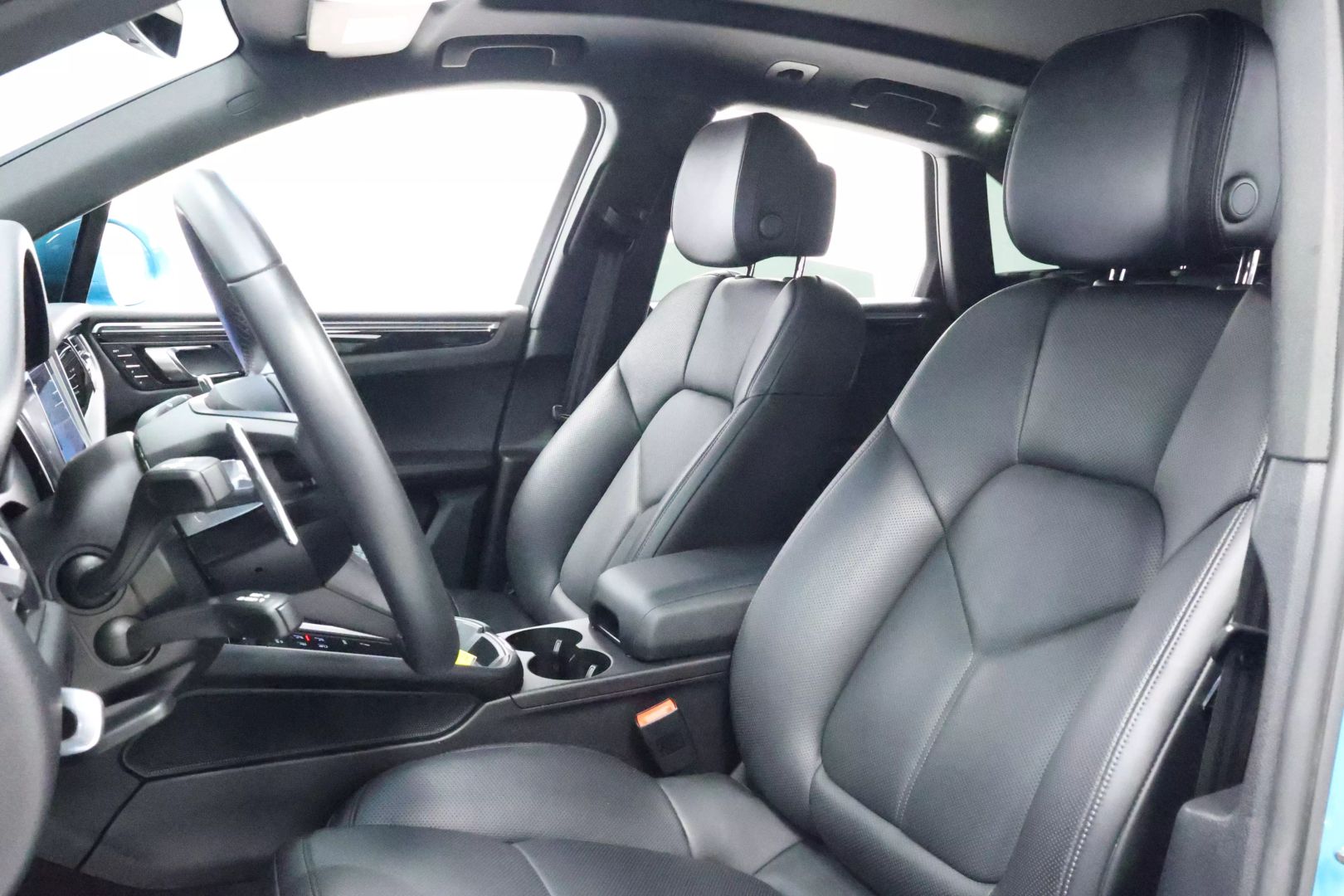 2022 Porsche Macan - Image 15