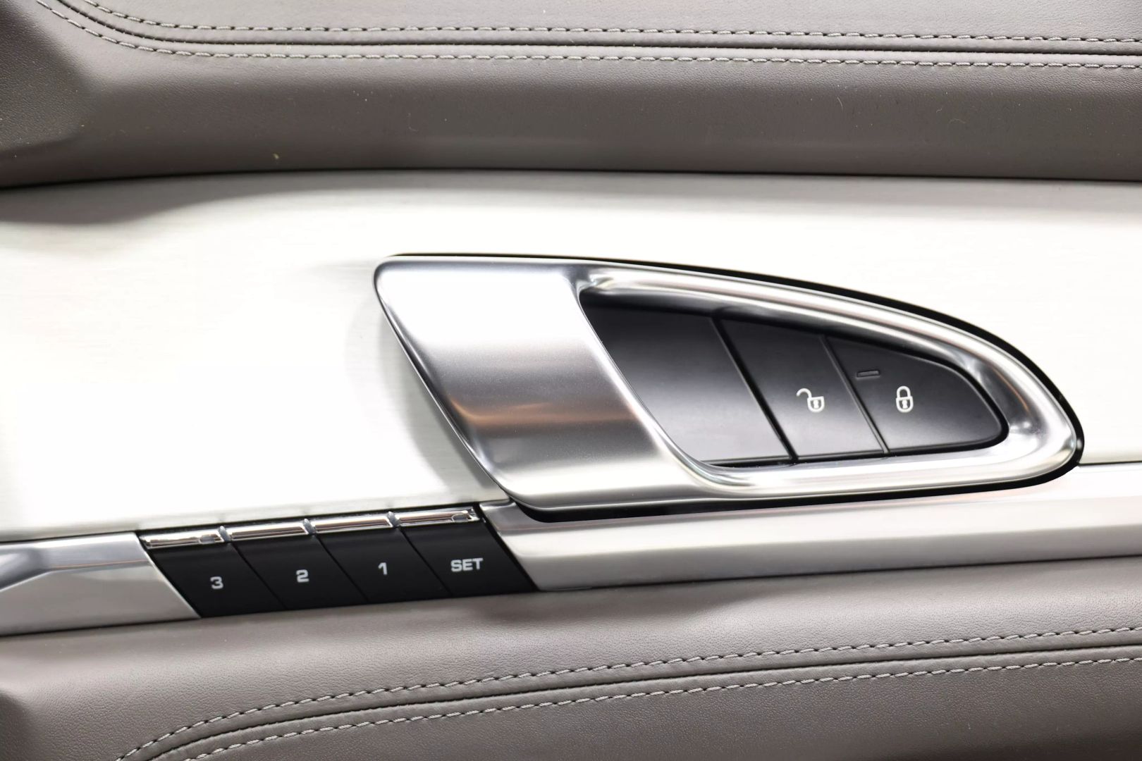 2014 Porsche Panamera - Image 102