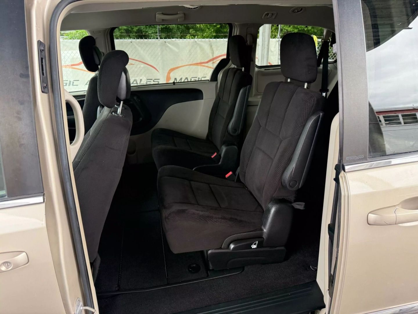 2013 Chrysler Town & Country - Image 17