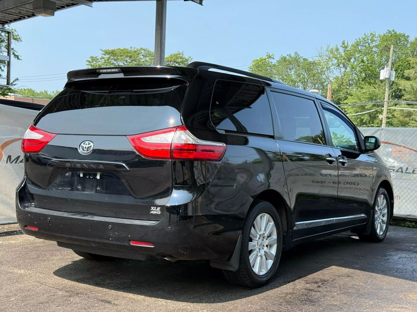 2017 Toyota Sienna - Image 11
