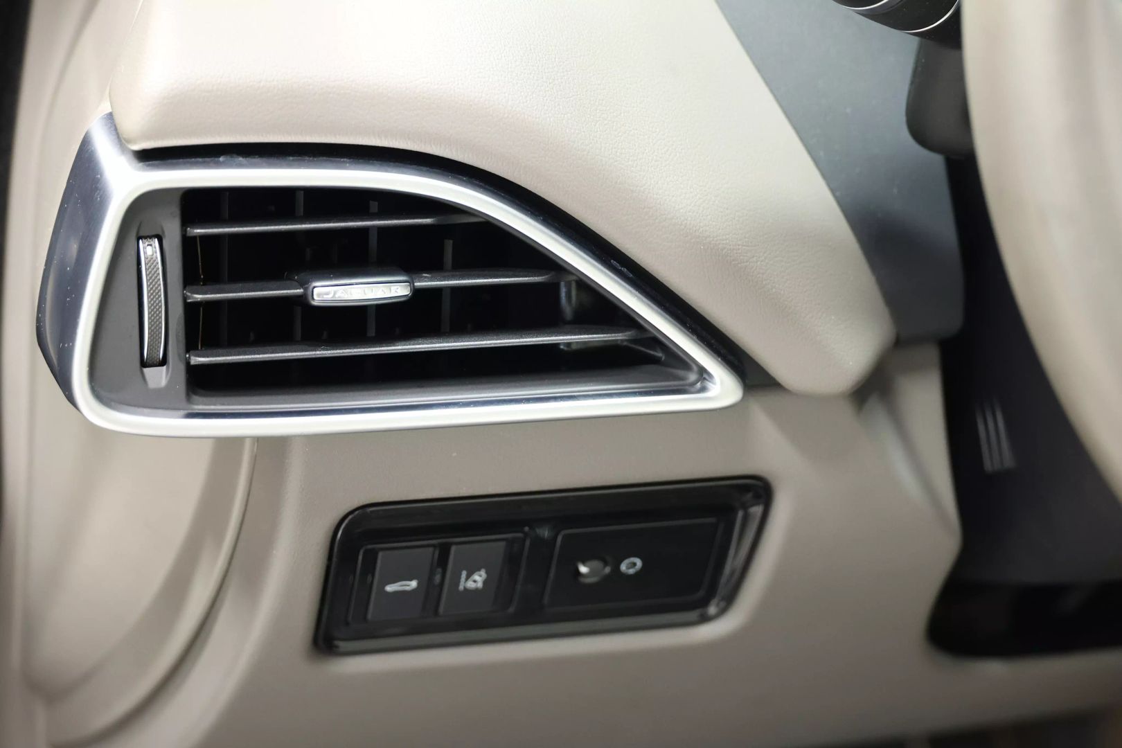 2019 Jaguar Xe - Image 22