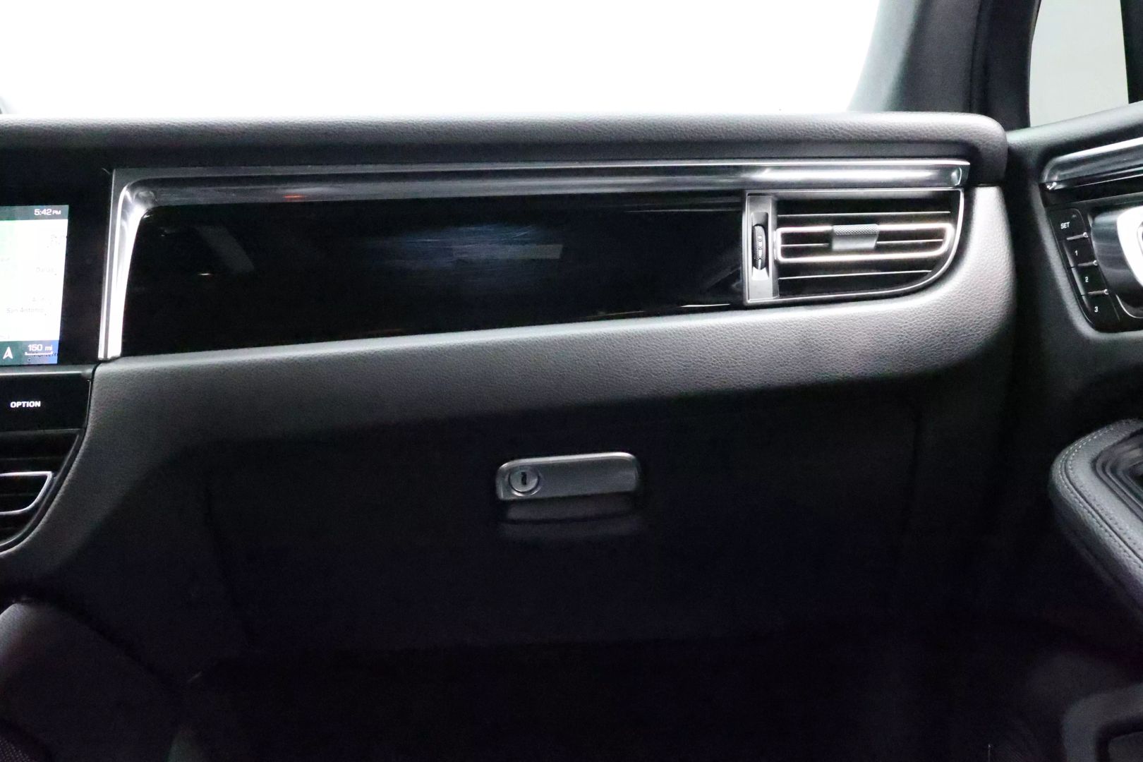 2022 Porsche Macan - Image 92