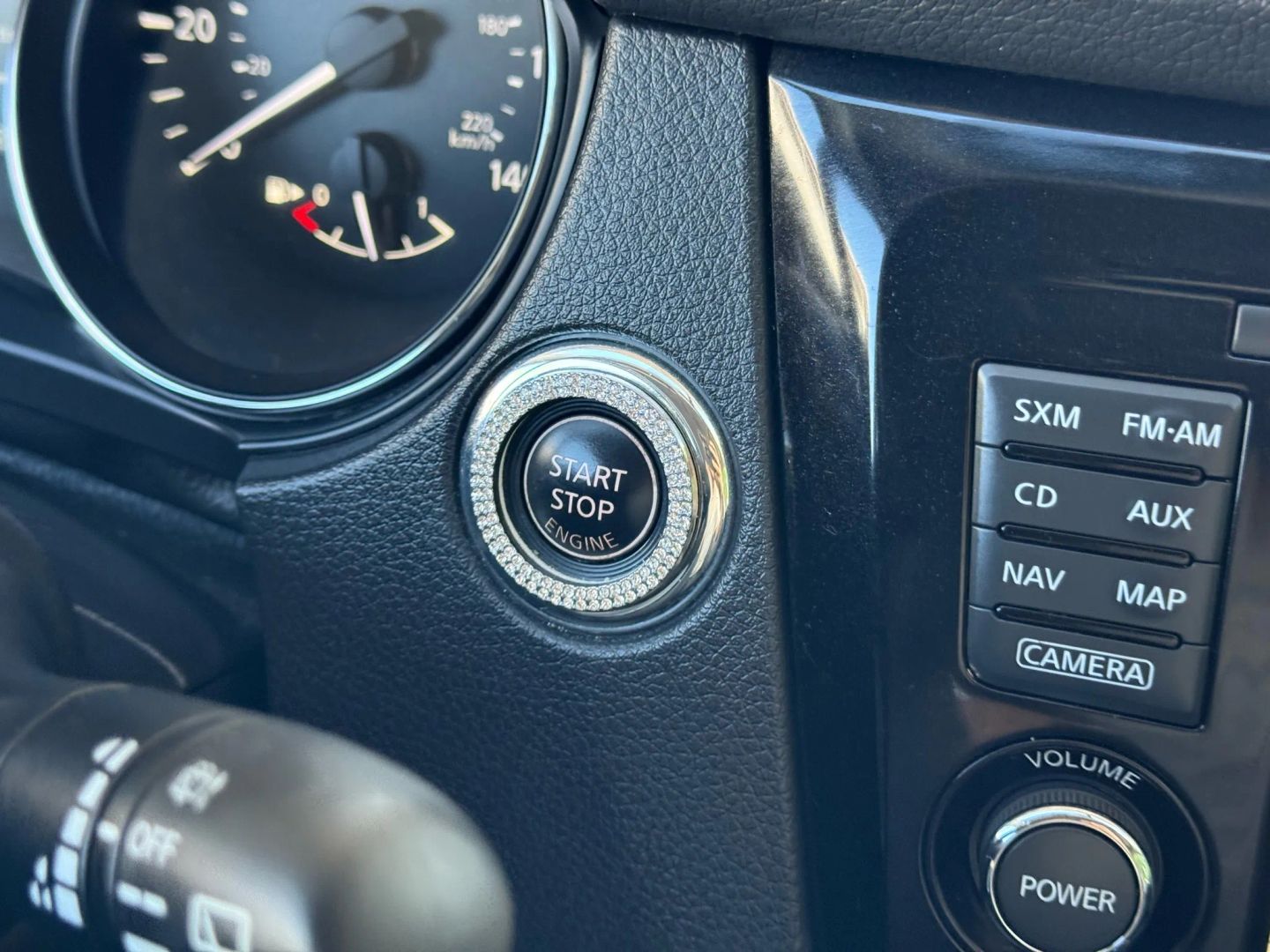 2017 Nissan Rogue - Image 29