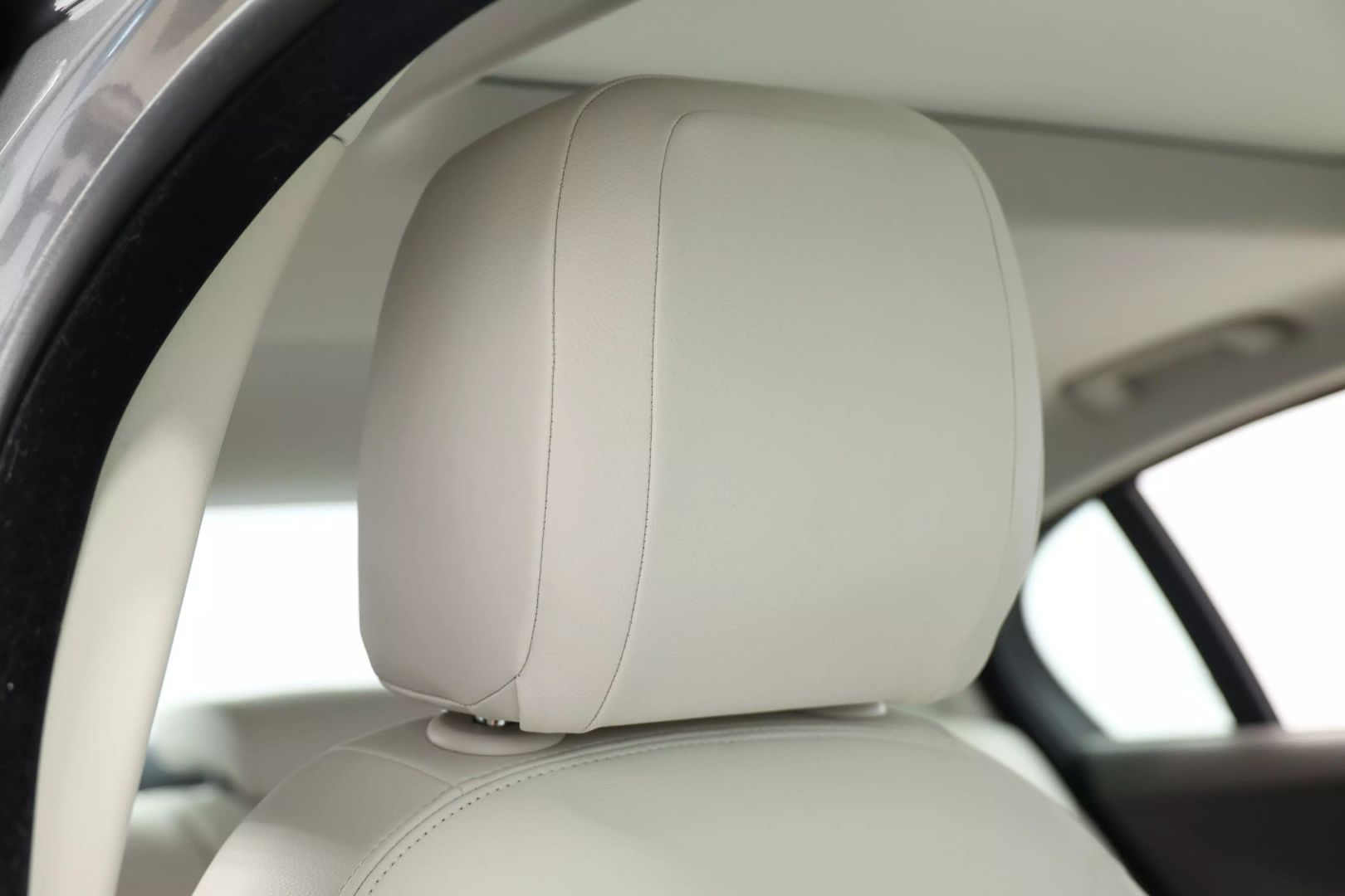 2019 Jaguar Xe - Image 87