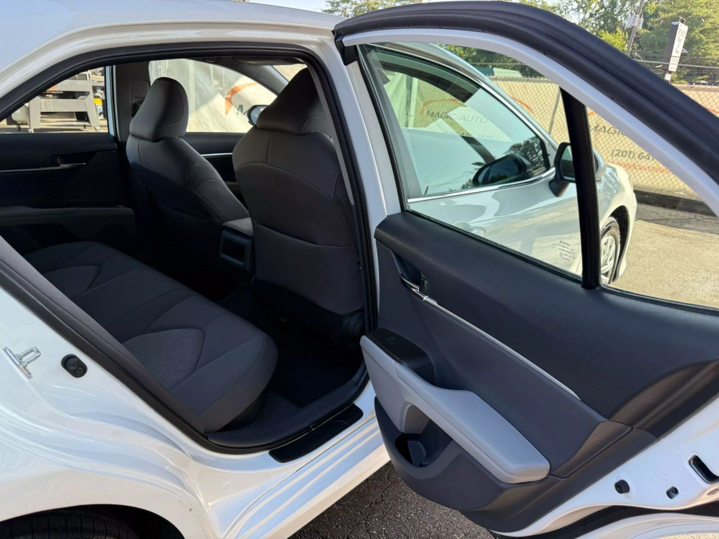 2022 Toyota Camry Hybrid - Image 21