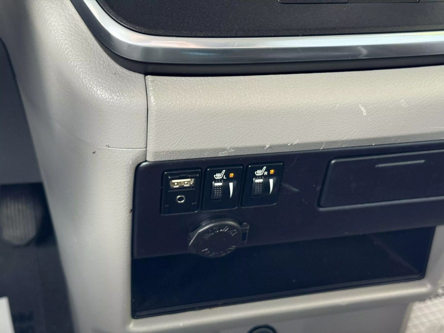 2017 Toyota Sienna - Image 28