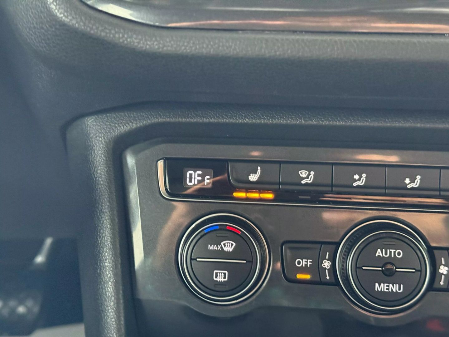 2018 Volkswagen Tiguan - Image 29