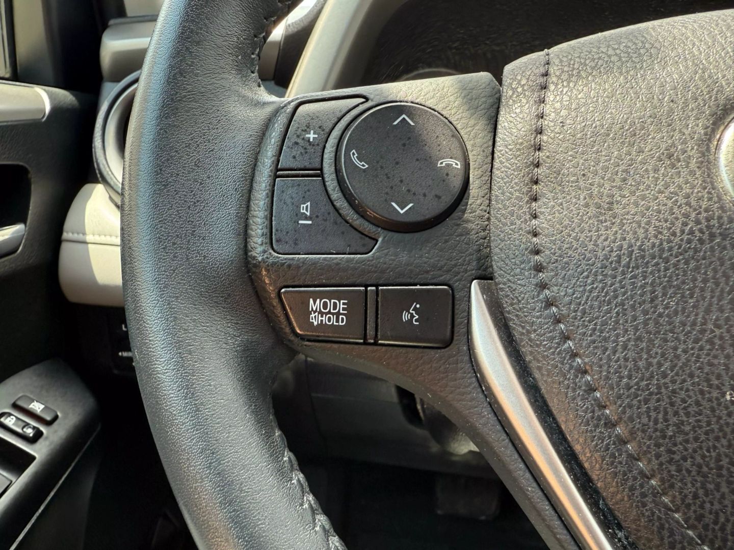 2017 Toyota Rav4 - Image 30