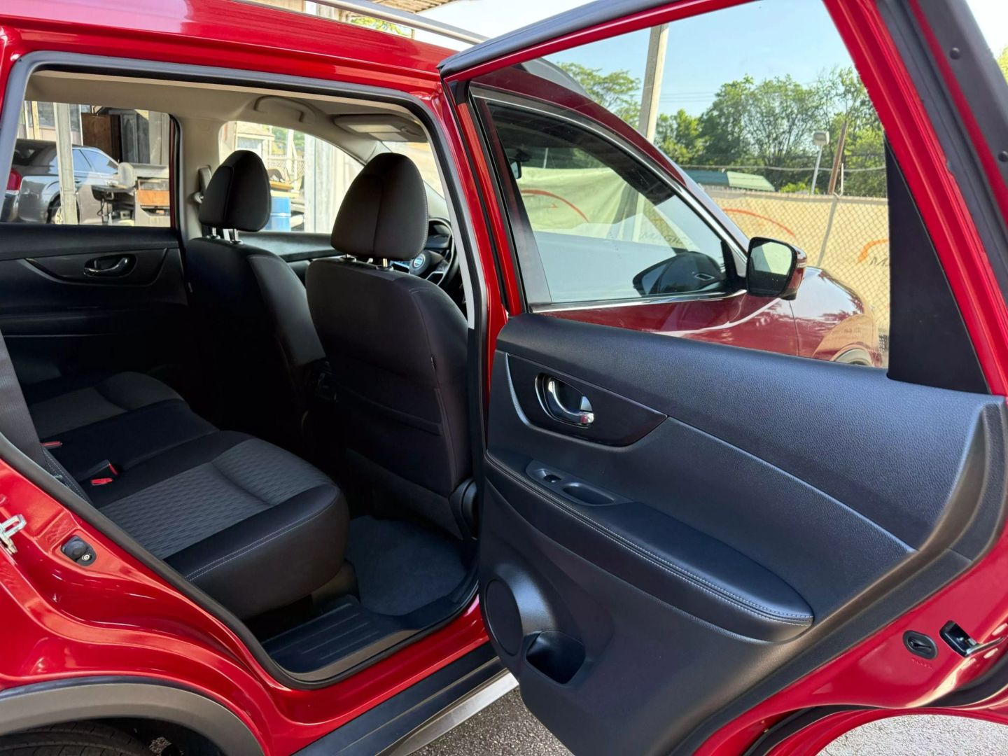 2017 Nissan Rogue - Image 21