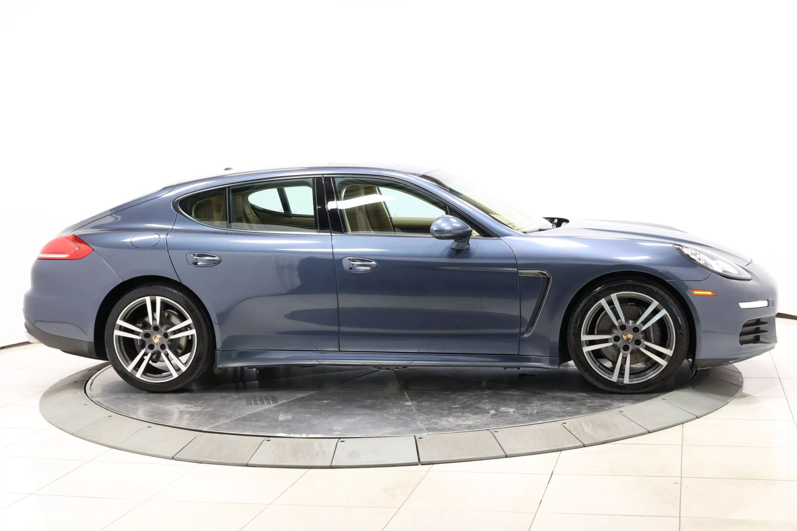 2014 Porsche Panamera - Image 70