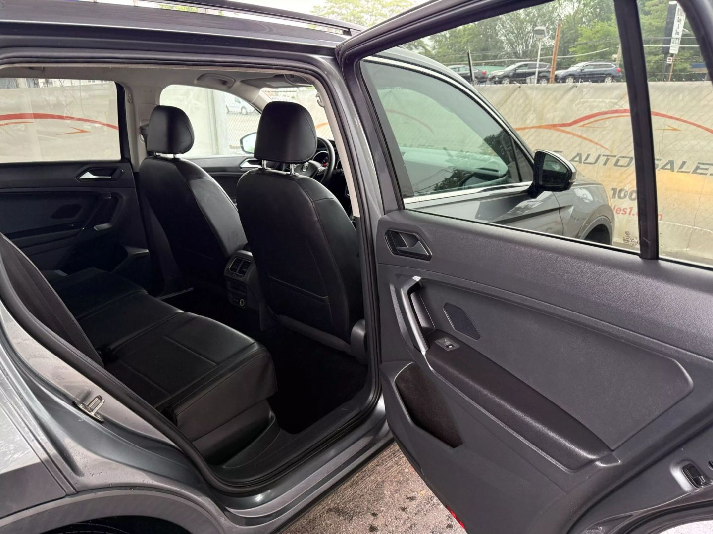 2018 Volkswagen Tiguan - Image 21