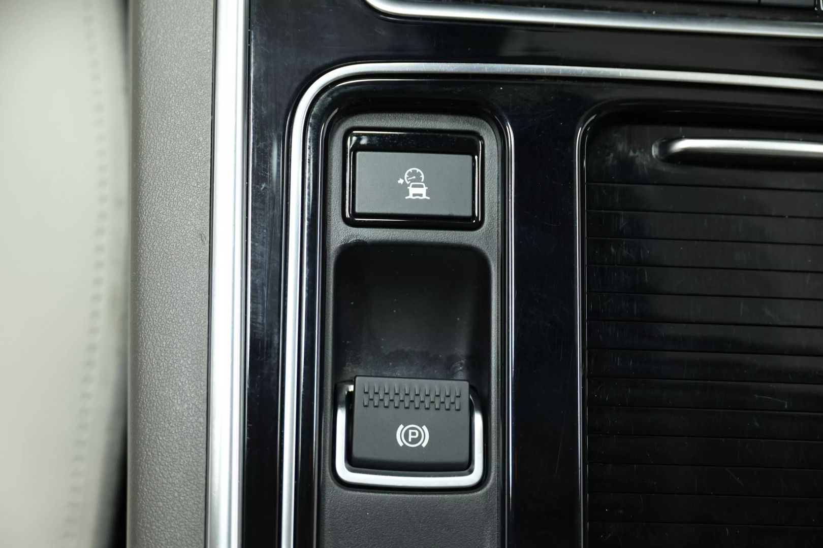 2019 Jaguar Xe - Image 40
