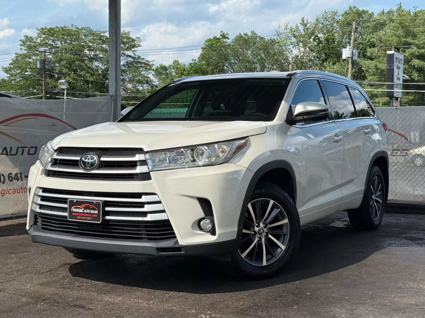 2018 Toyota Highlander - Image 1