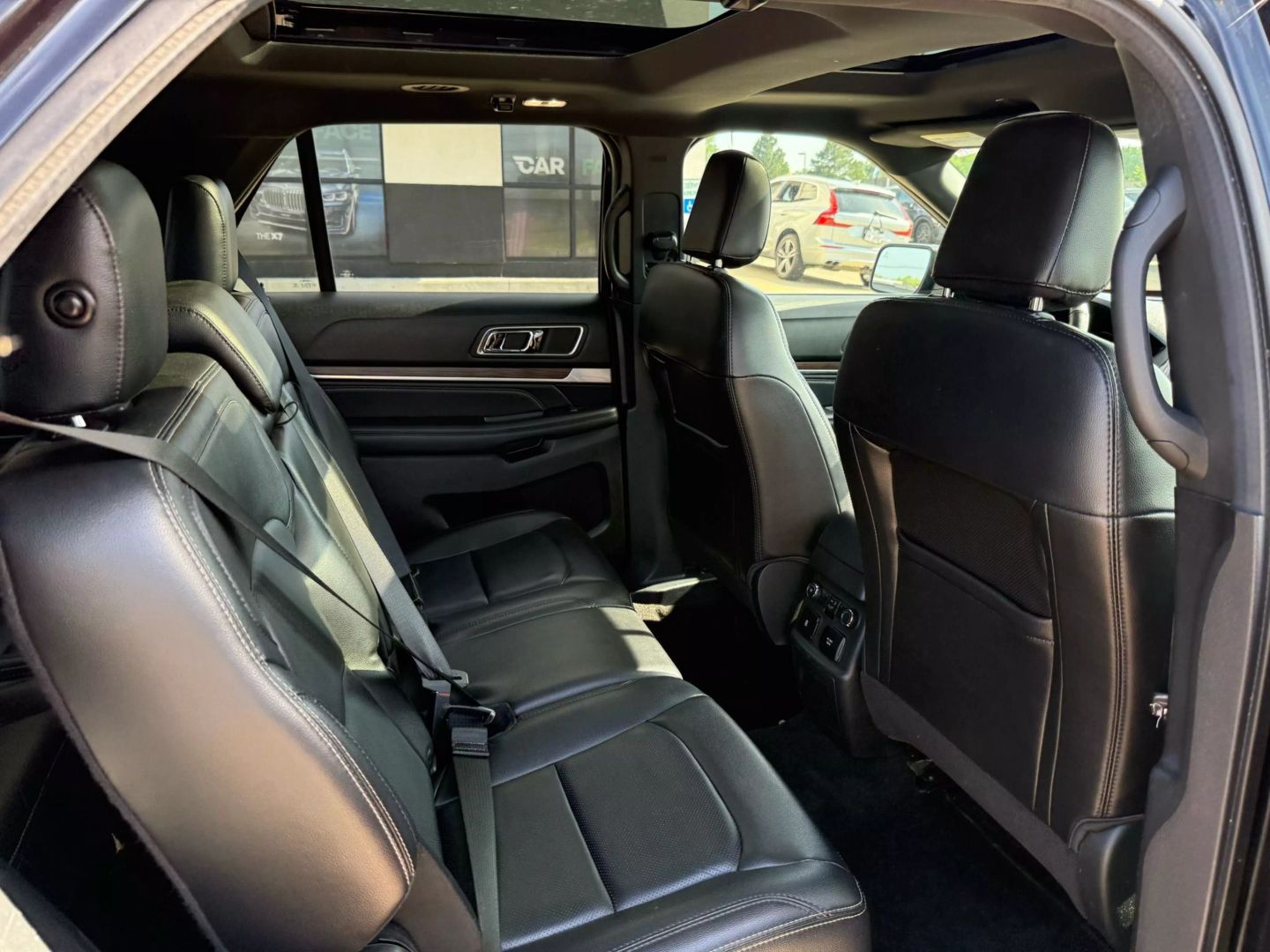 2019 Ford Explorer - Image 28