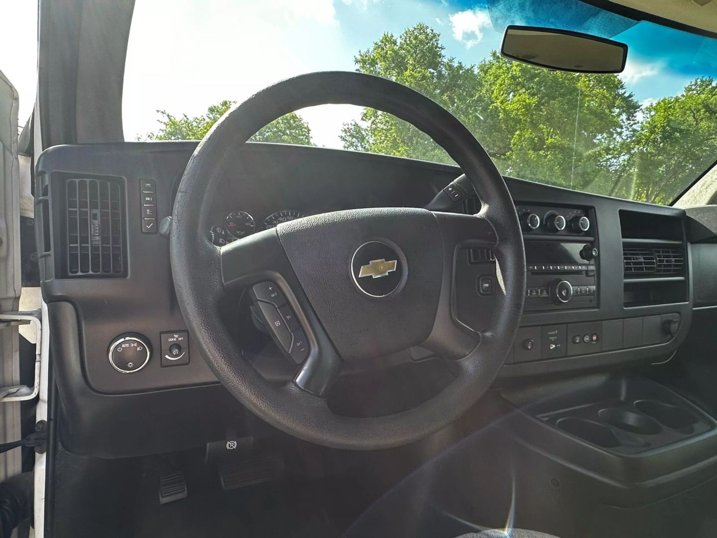 2014 Chevrolet Express 3500 Passenger - Image 27