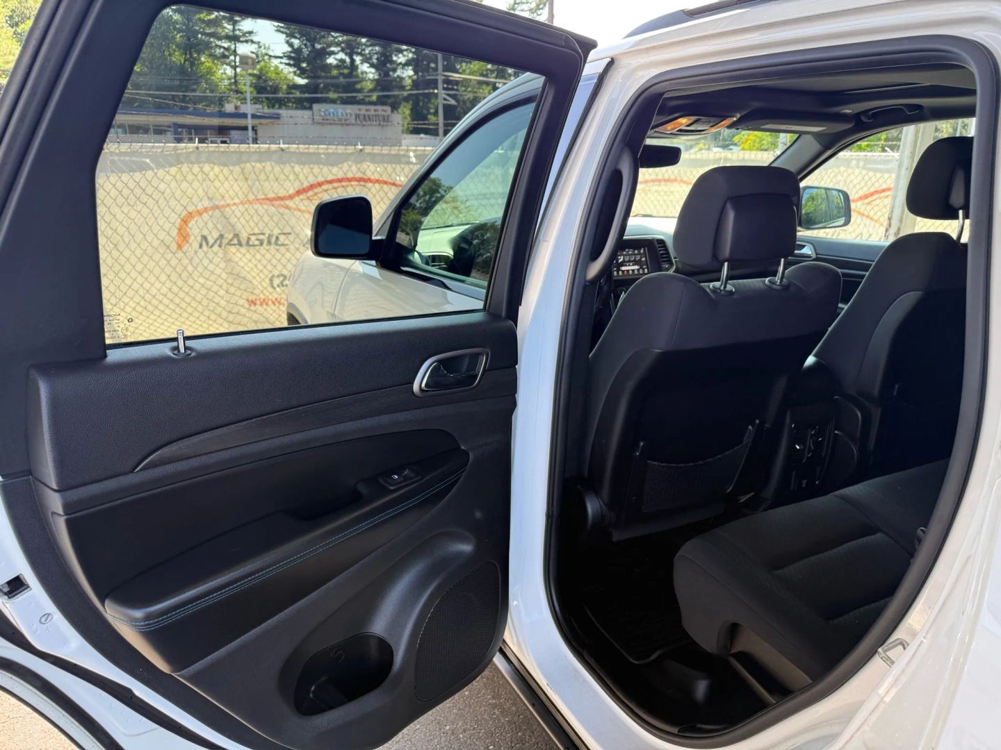 2018 Jeep Grand Cherokee - Image 17