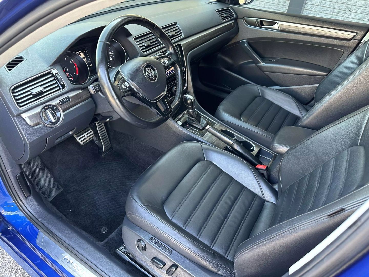 2017 Volkswagen Passat - Image 13