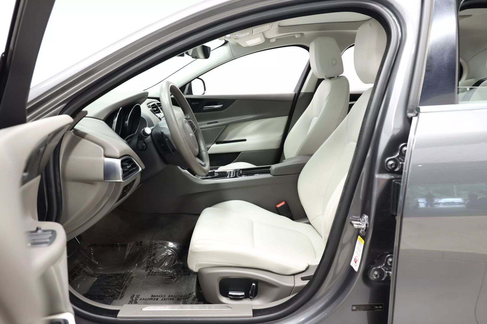 2019 Jaguar Xe - Image 15