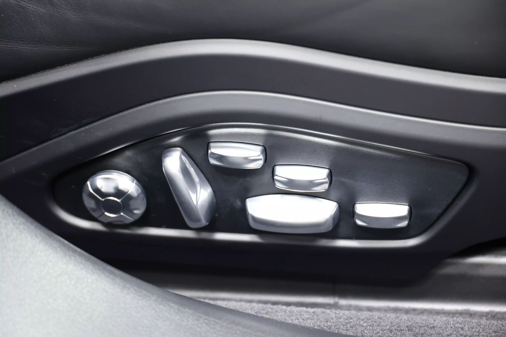 2020 Porsche Panamera - Image 96