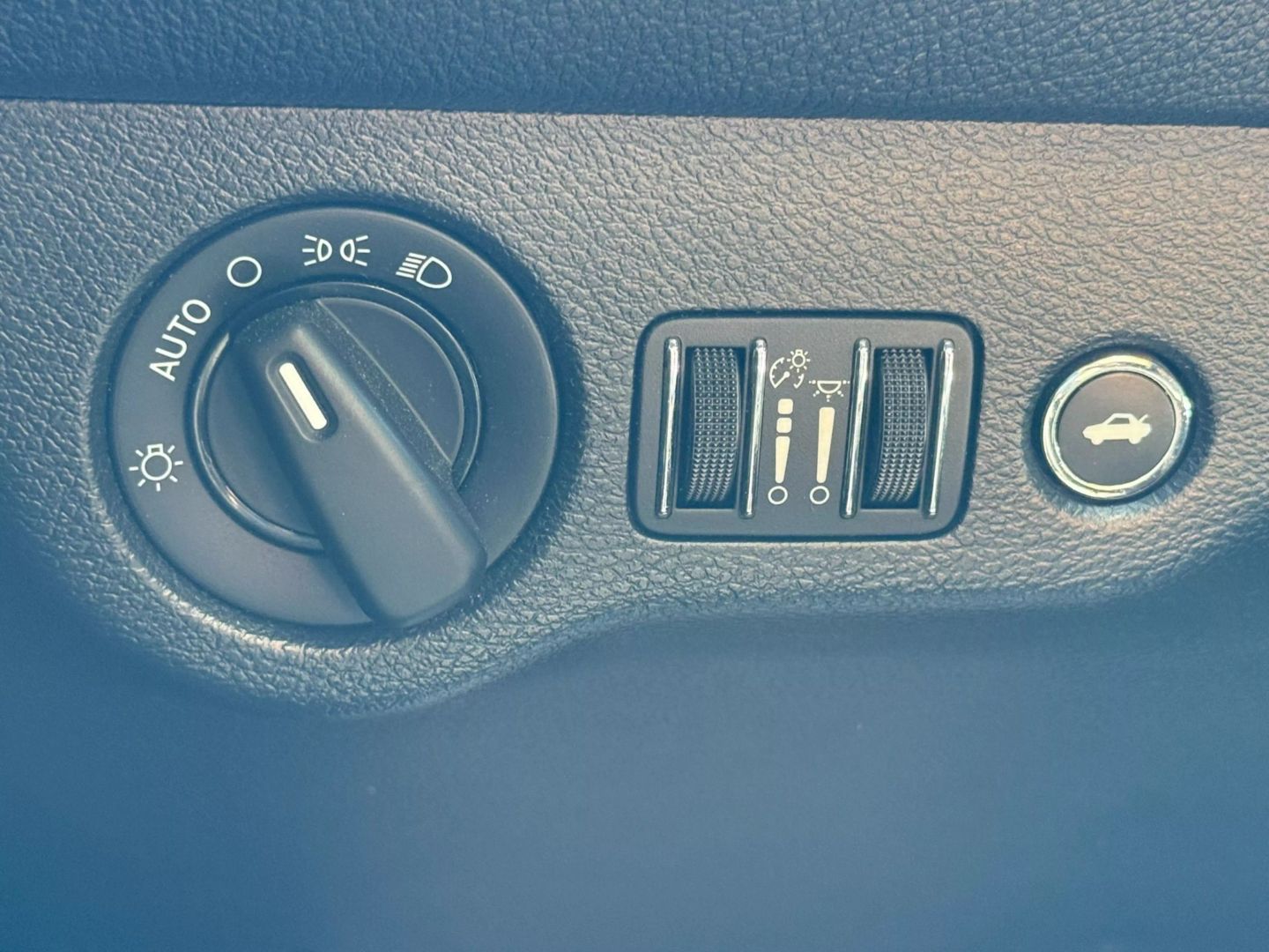 2018 Dodge Challenger - Image 39