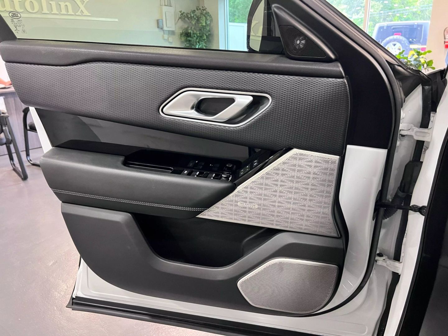 2019 Land Rover Range Rover Velar R-dynamic Se Sport Utility 4d - Image 19