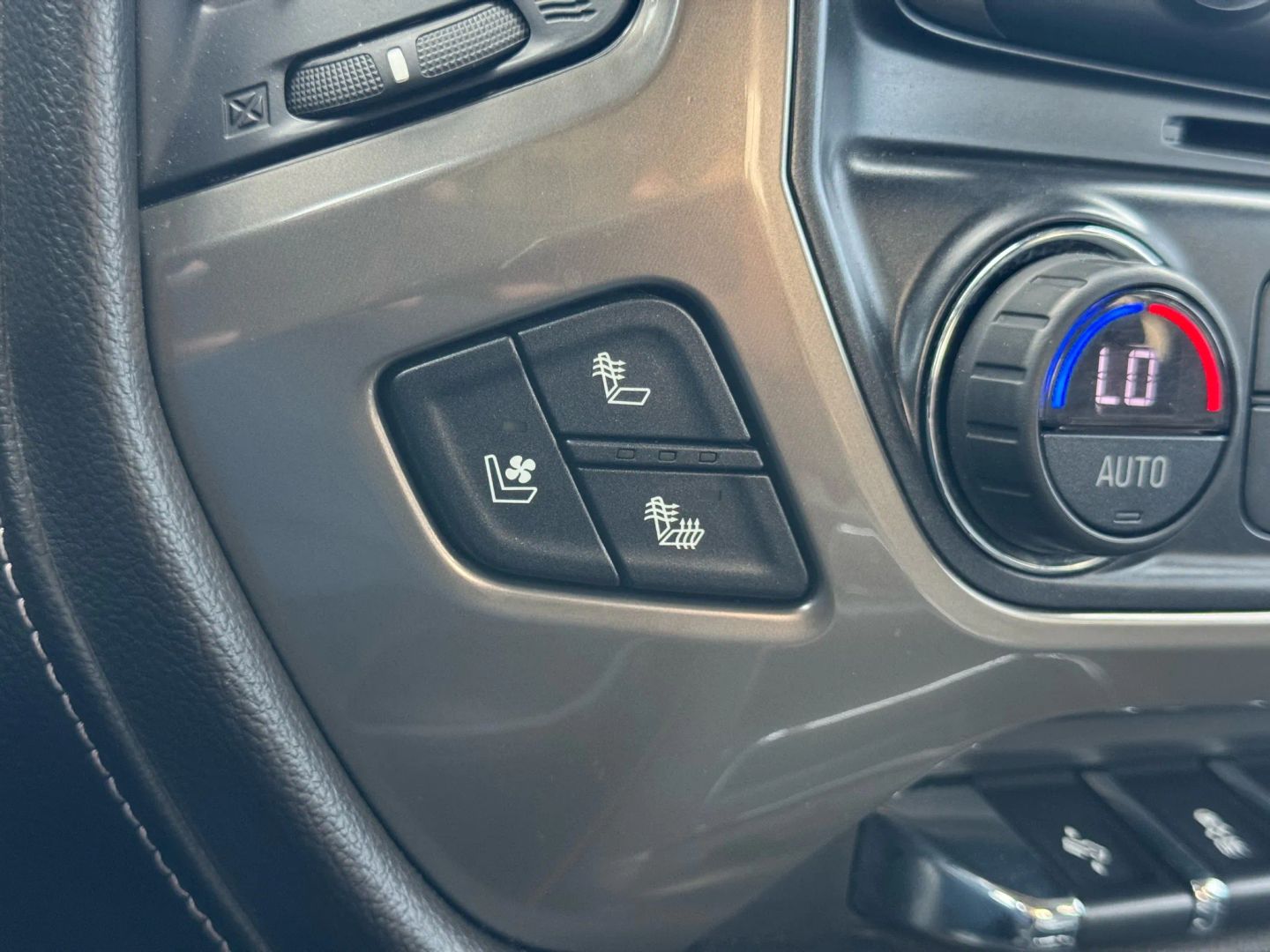 2017 Chevrolet Silverado 1500 Crew Cab - Image 32