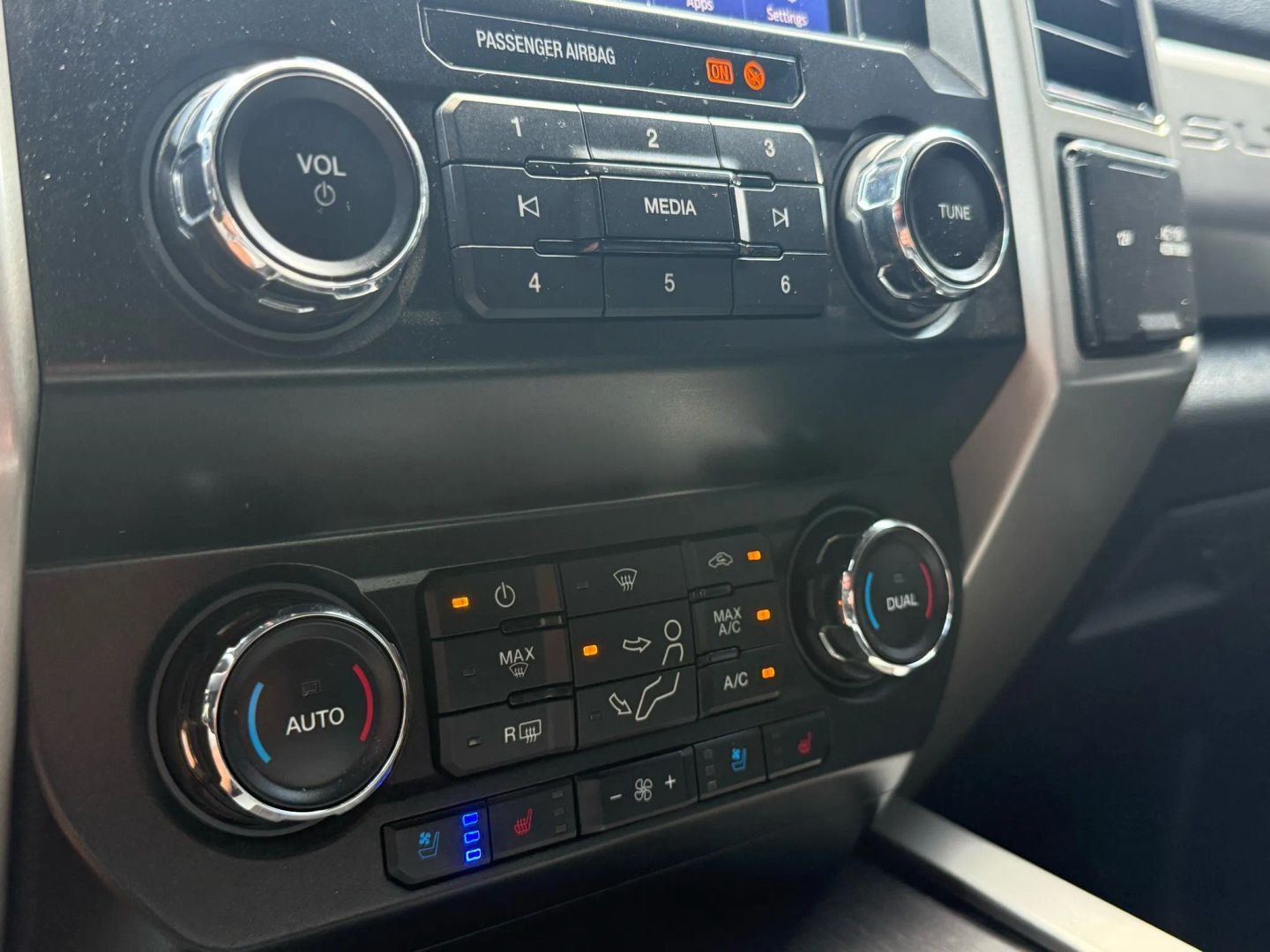2020 Ford F250 Super Duty Crew Cab - Image 27