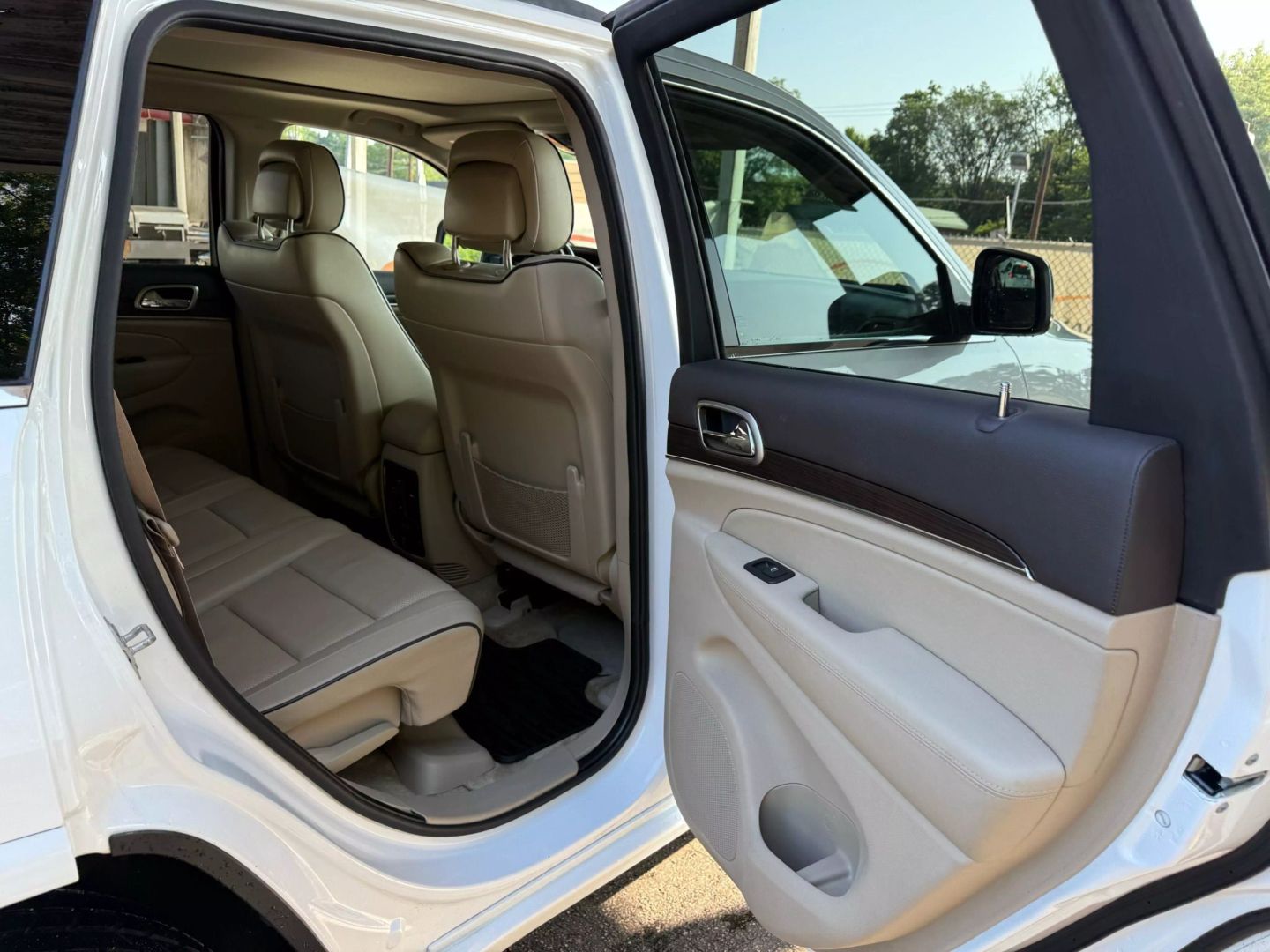 2015 Jeep Grand Cherokee - Image 21