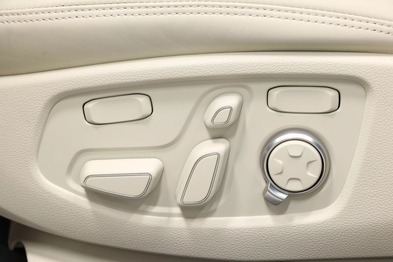 2020 Genesis G90 - Image 15