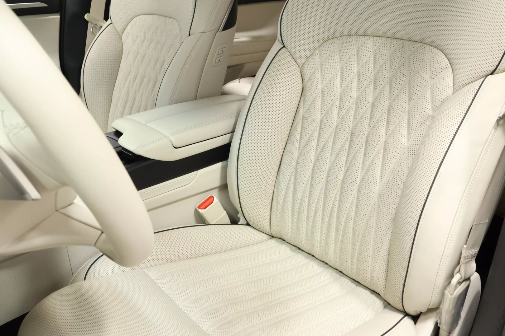 2020 Genesis G90 - Image 19
