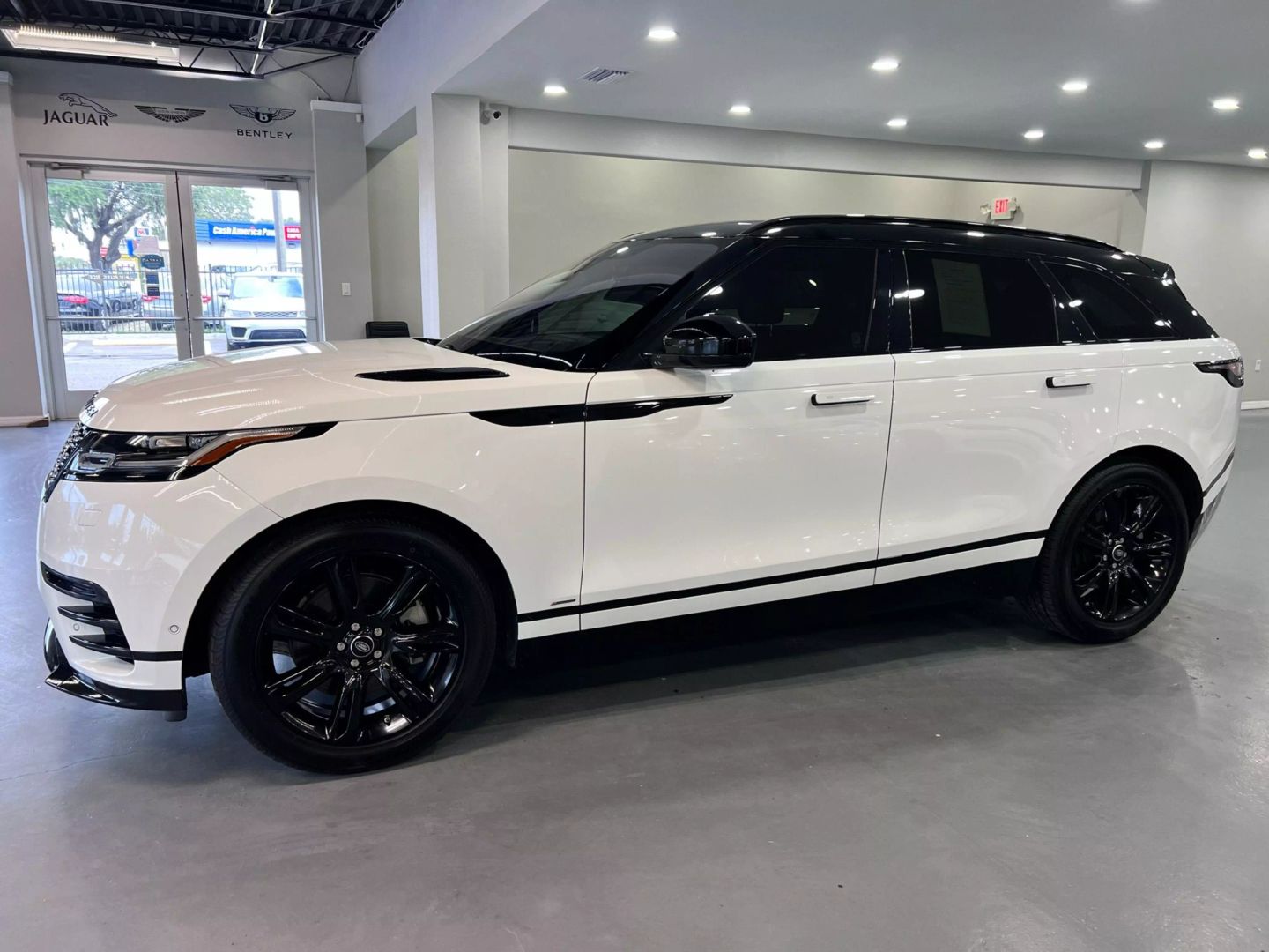 2019 Land Rover Range Rover Velar R-dynamic Se Sport Utility 4d - Image 4