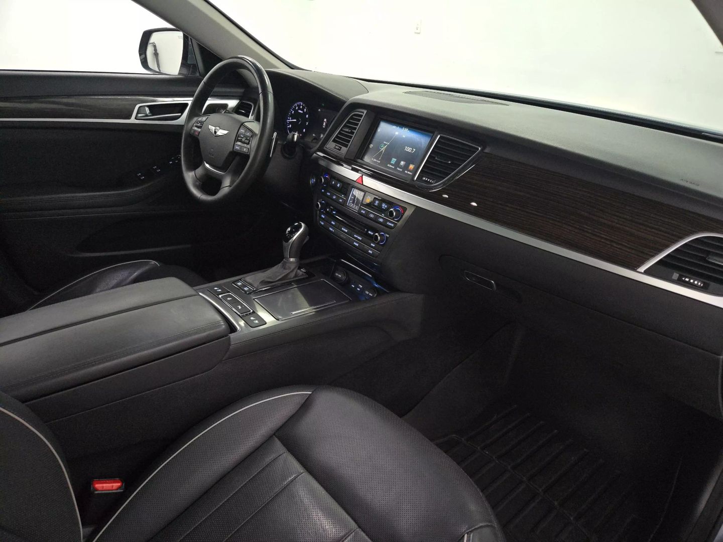 2015 Hyundai Genesis - Image 26