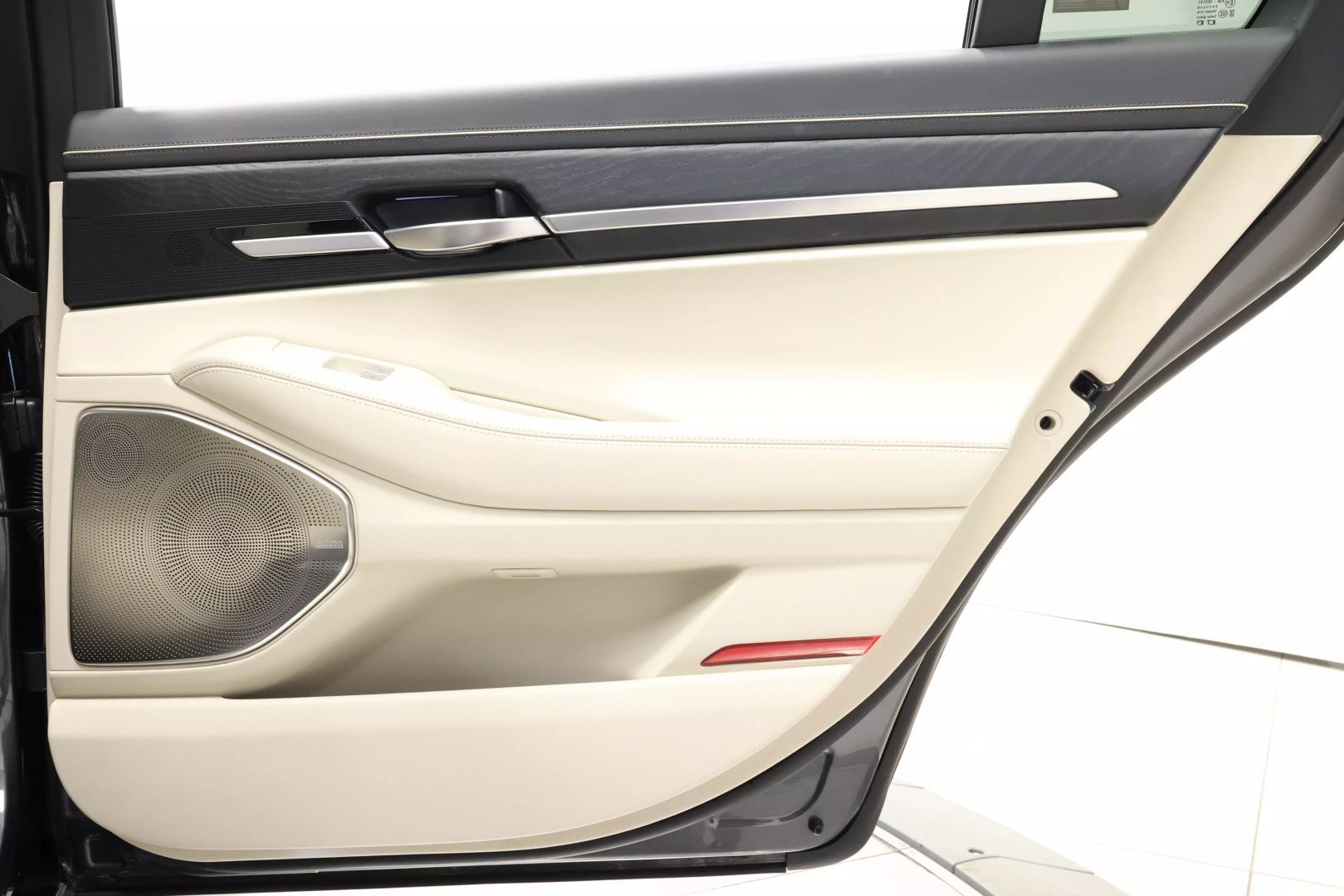 2020 Genesis G90 - Image 81