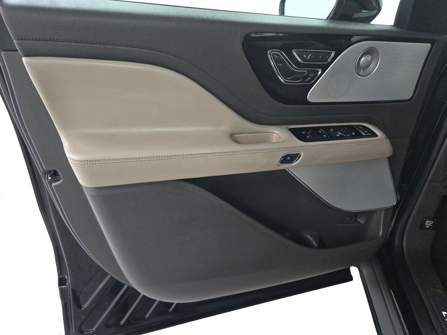 2020 Lincoln Aviator - Image 20