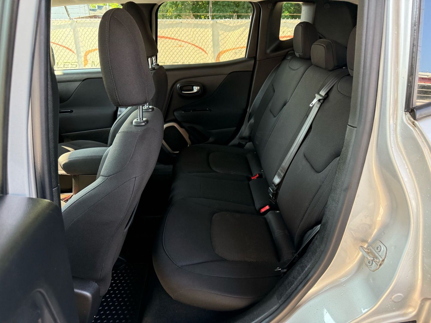 2016 Jeep Renegade - Image 18