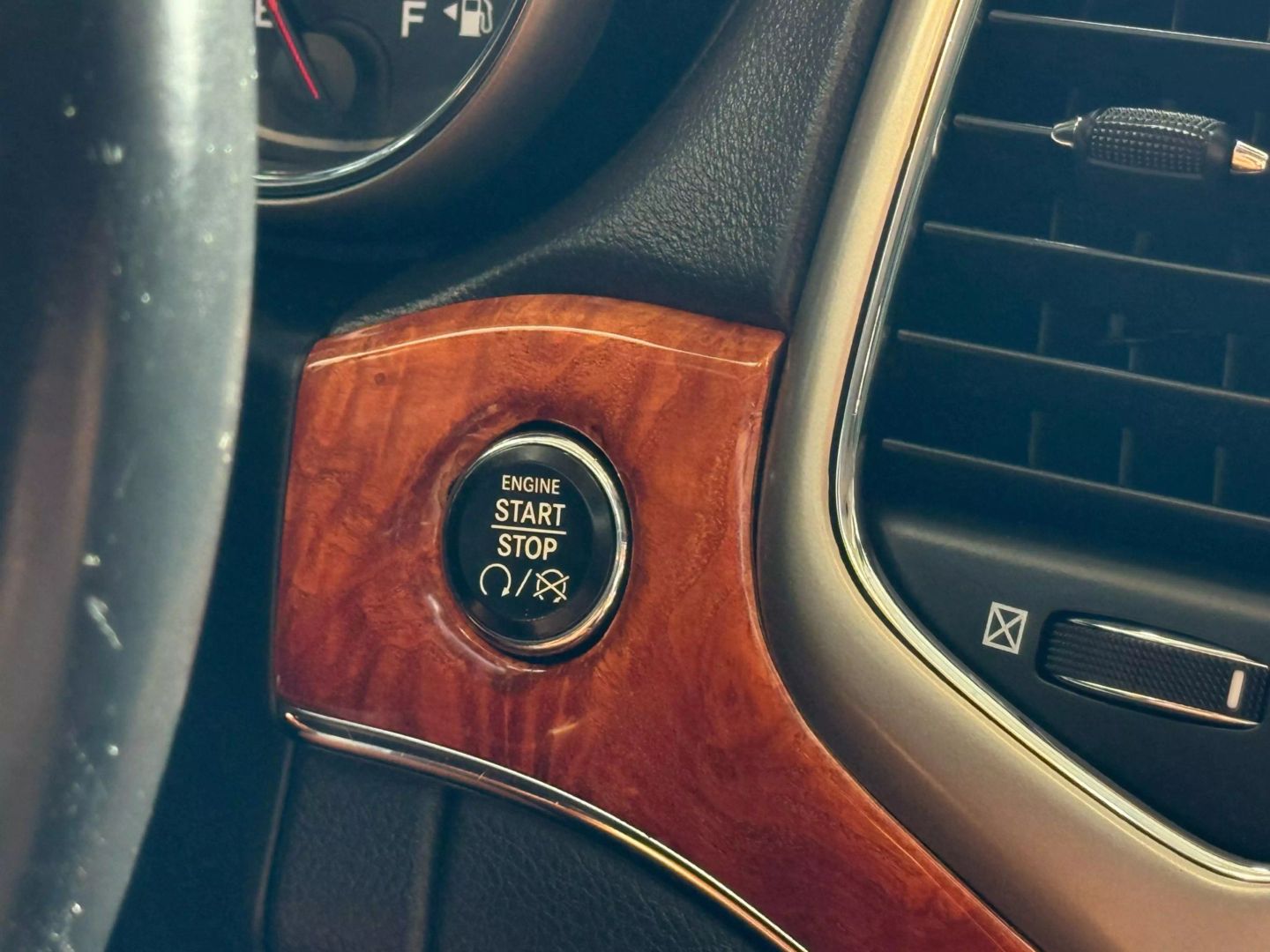 2013 Jeep Grand Cherokee - Image 31