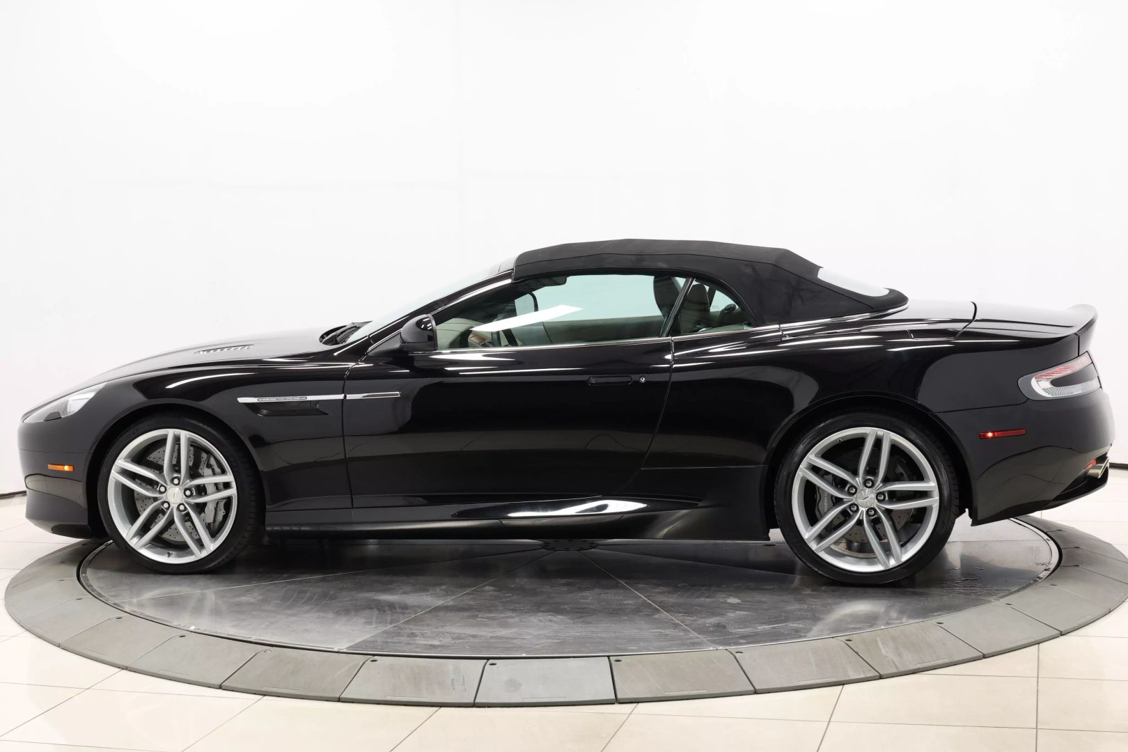 2015 Aston Martin Db9 - Image 96