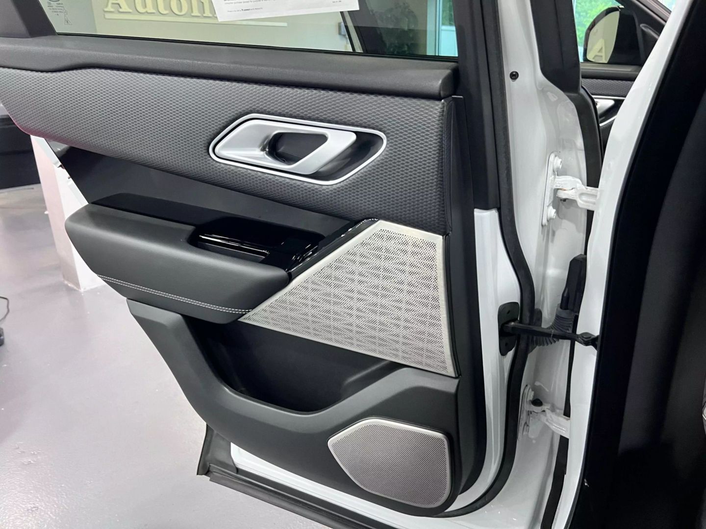 2019 Land Rover Range Rover Velar R-dynamic Se Sport Utility 4d - Image 20